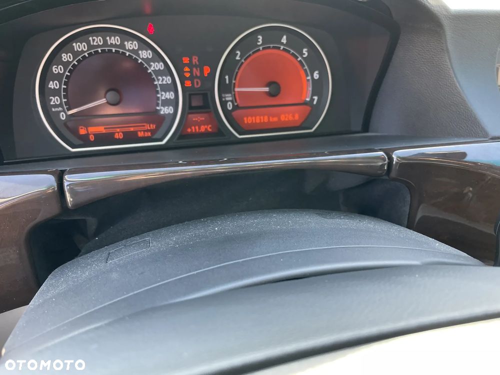 BMW Seria 7 750i - 12