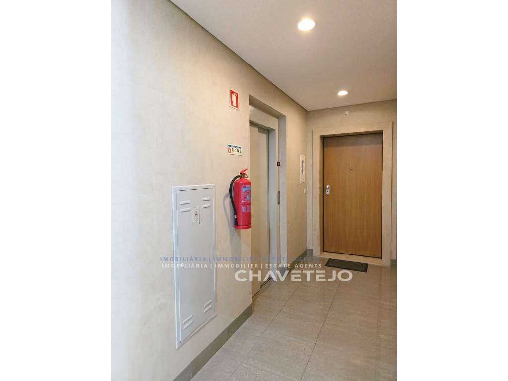 Apartamento t2 com garagem , em excelente estado para venda em Tomar - Grande imagem: 2/22