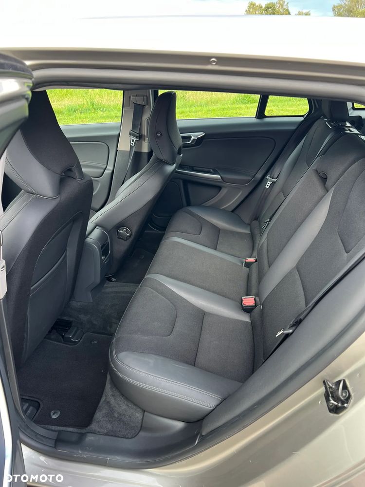 Volvo V60 D3 R-Design - 17