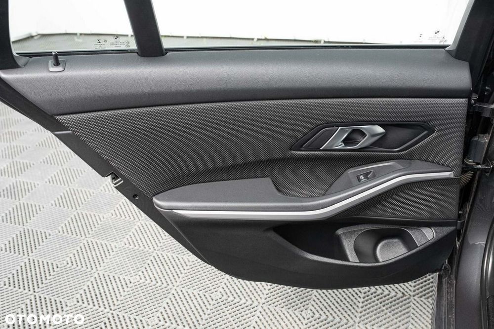 BMW Seria 3 318i - 22