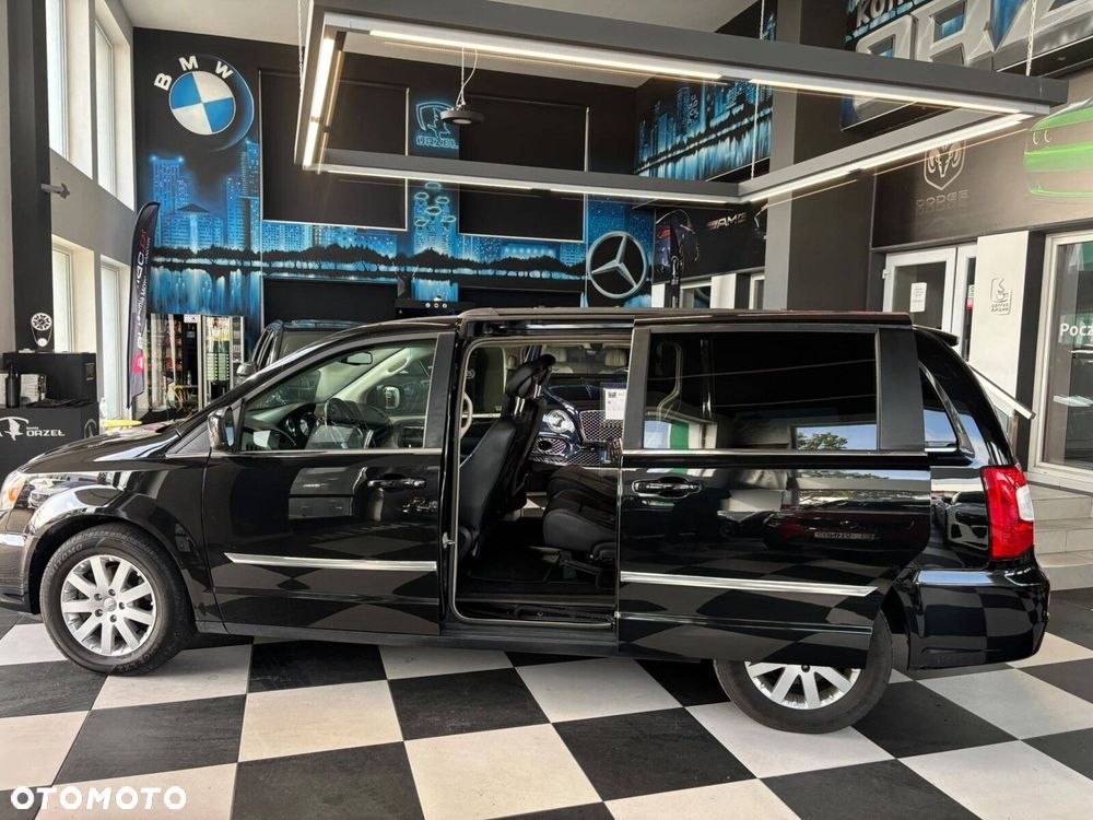 Chrysler Town & Country - 22