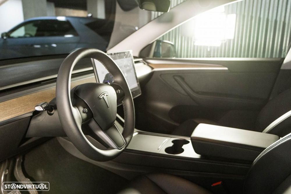 Tesla Model Y Long Range Dual Motor AWD - 16