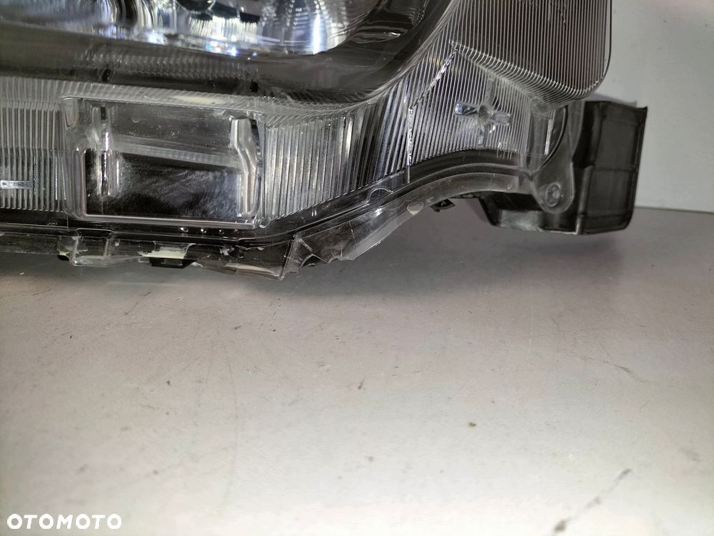 lampa przednia reflektor prawa toyota hilux viii lift 20- - 4