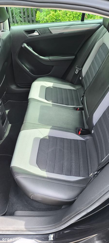 Volkswagen Jetta 2.0 TDI Highline - 17