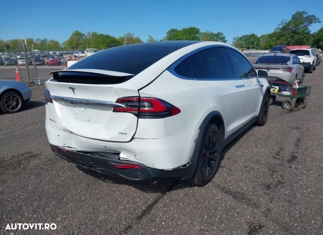 Tesla Model X - 5