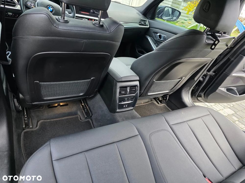 BMW Seria 3 330i Sport - 17
