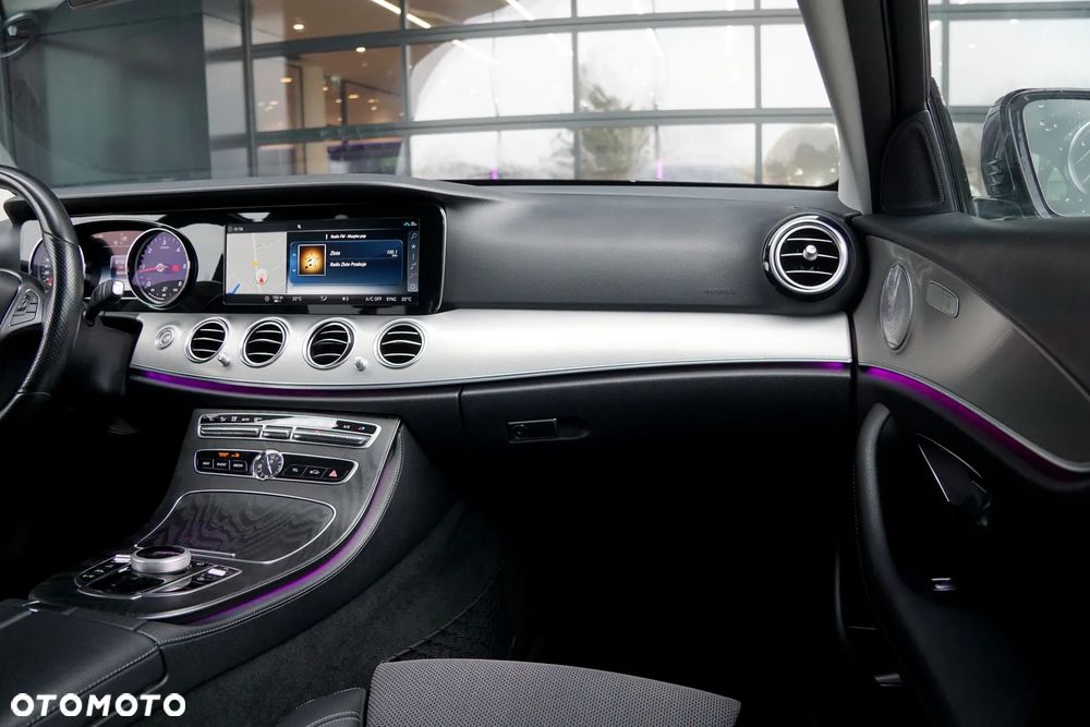 Mercedes-Benz Klasa E 220 d 4-Matic 9G-TRONIC - 25