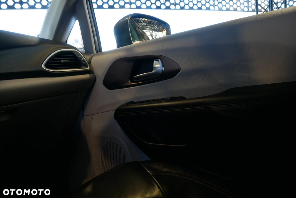 Chrysler Pacifica - 25