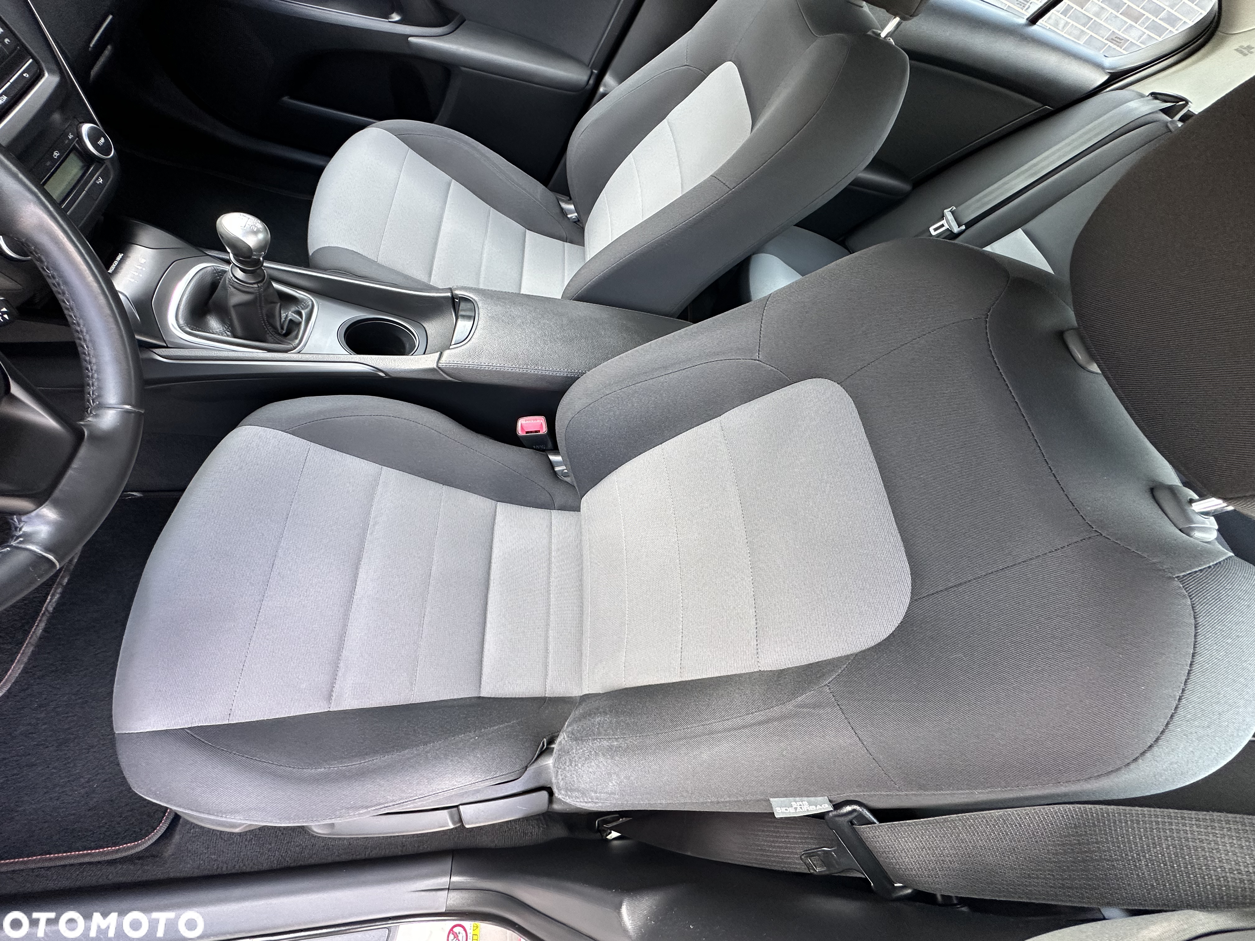 Toyota Avensis 1.6 Active - 21