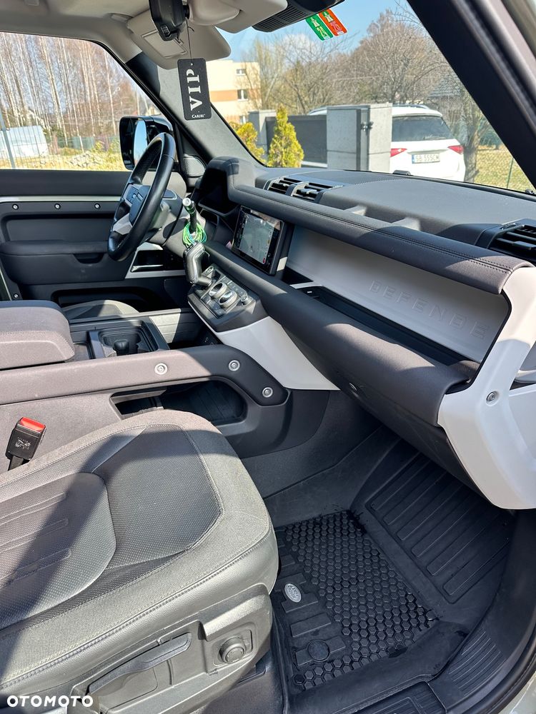 Land Rover Defender 110 D240 SE - 29
