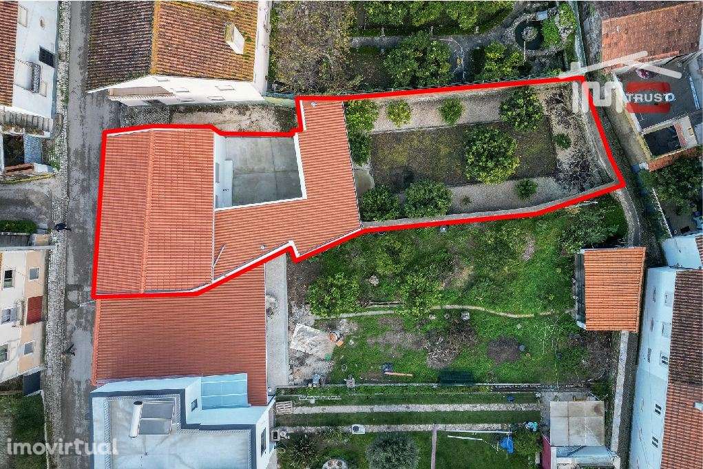 MORADIA T2 RECUPERADA EM ESTADO NOVO  COM AREA TOTAL DE 410 M2 EM R... - Grande imagem: 2/31