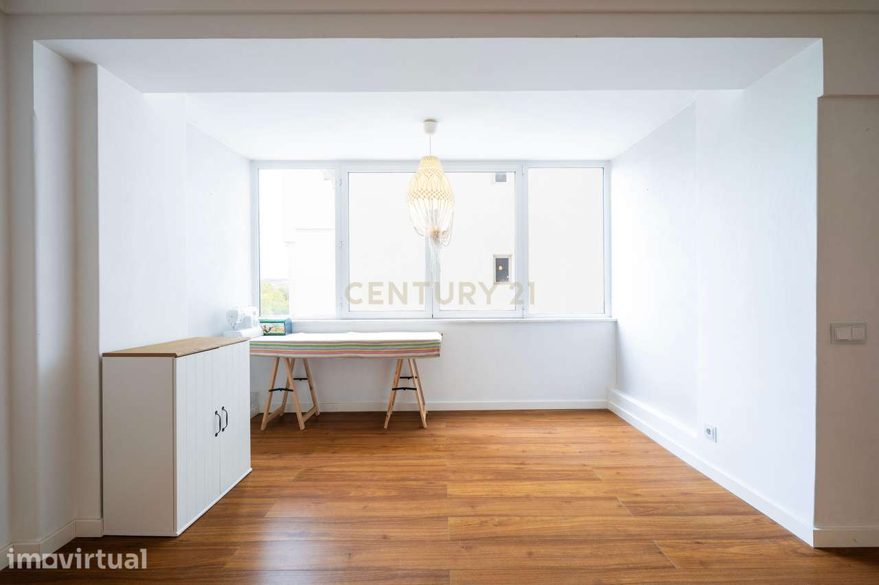 T3 remodelado com garagem e arrecadação, junto a Miraflores - Grande imagem: 4/26