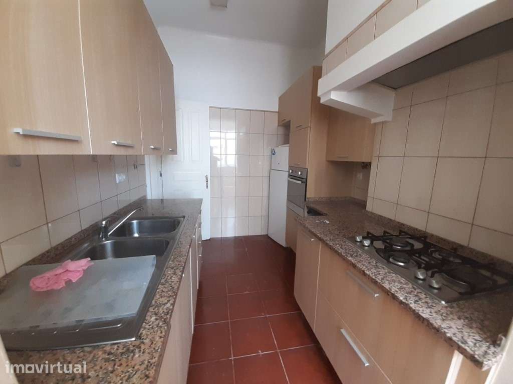 T2 remodelado e semiequipado na Amadora - Estação - Grande imagem: 2/12