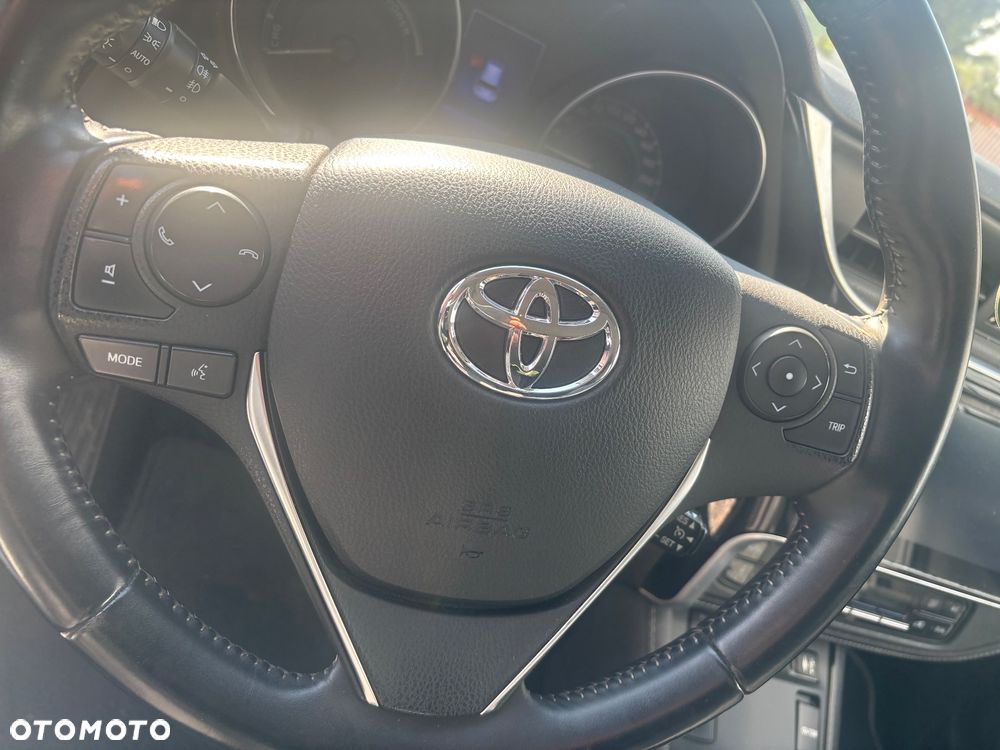 Toyota Auris 1.8 Executive - 16