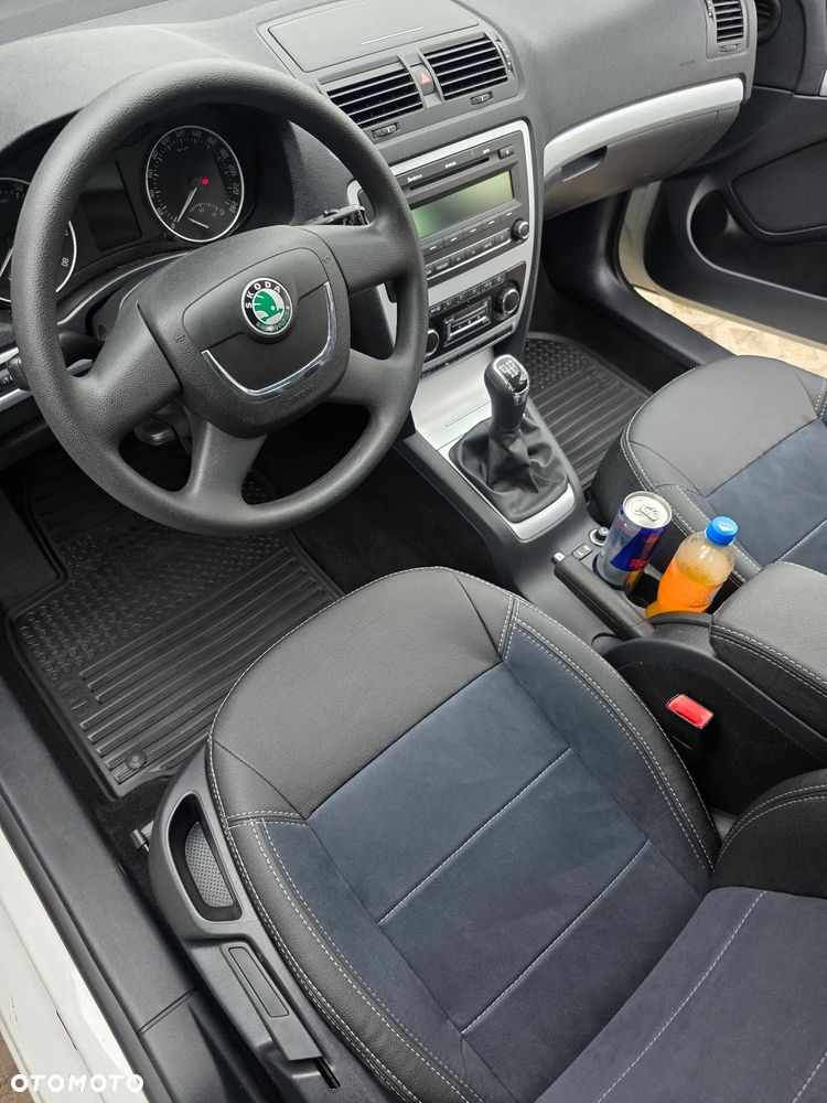 Skoda Octavia 1.6 Ambition - 12