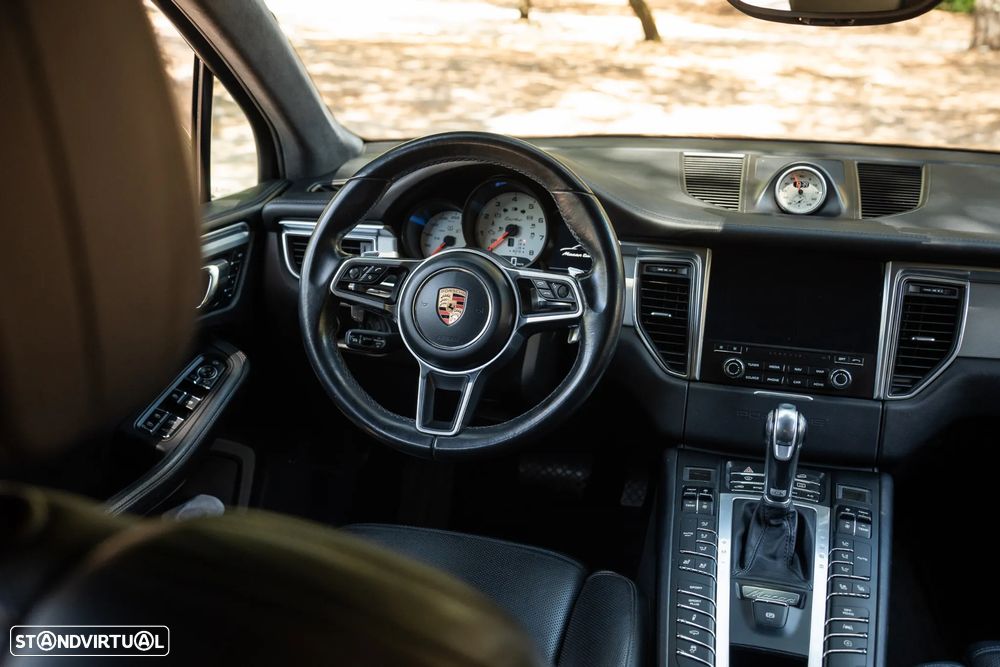Porsche Macan Turbo - 35