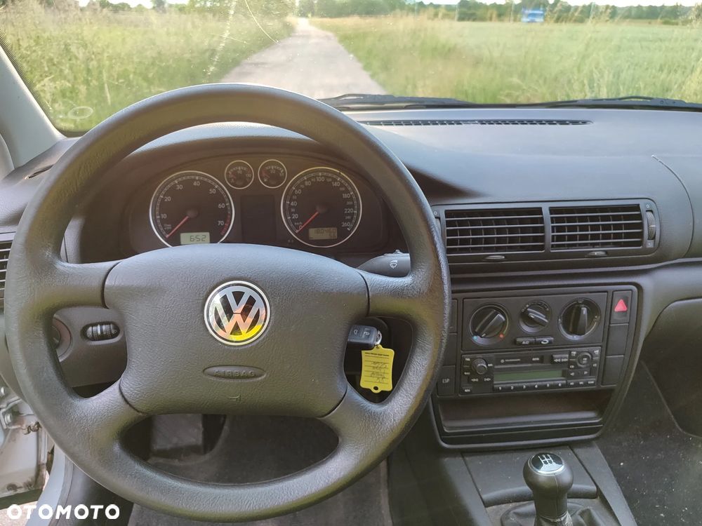 Volkswagen Passat 1.6 - 21