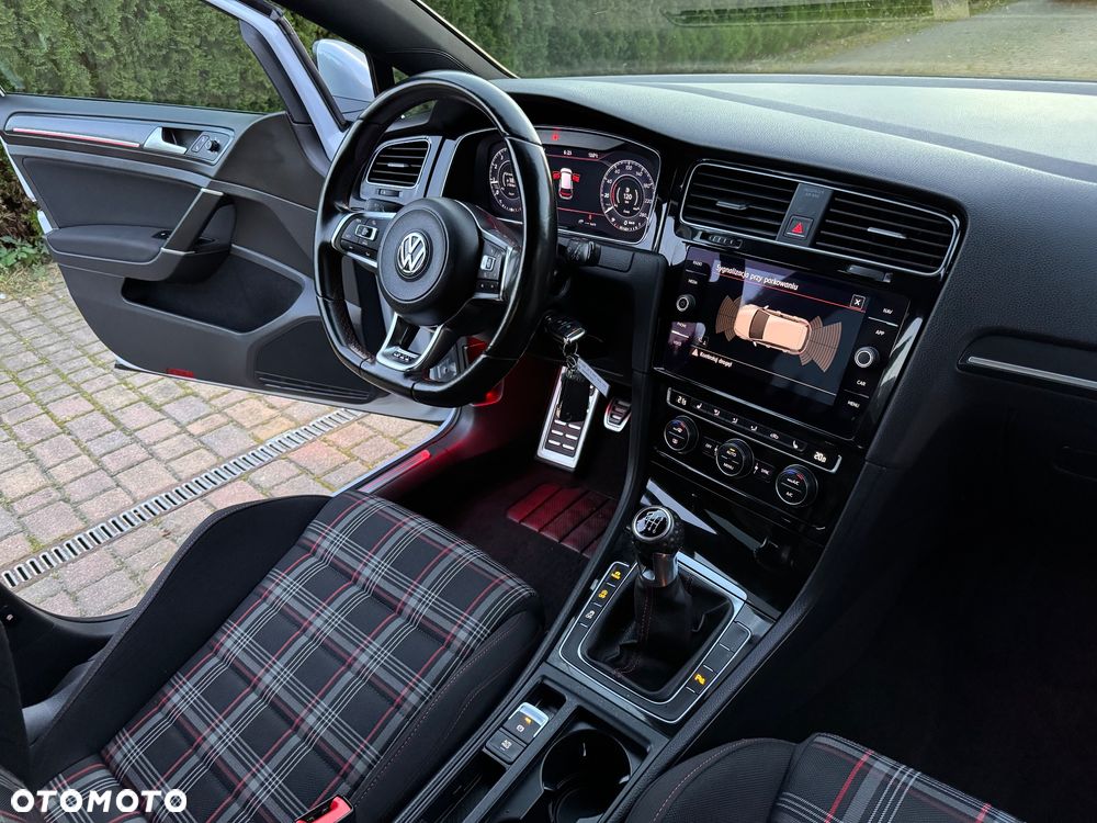 Volkswagen Golf GTI (BlueMotion Technology) - 27