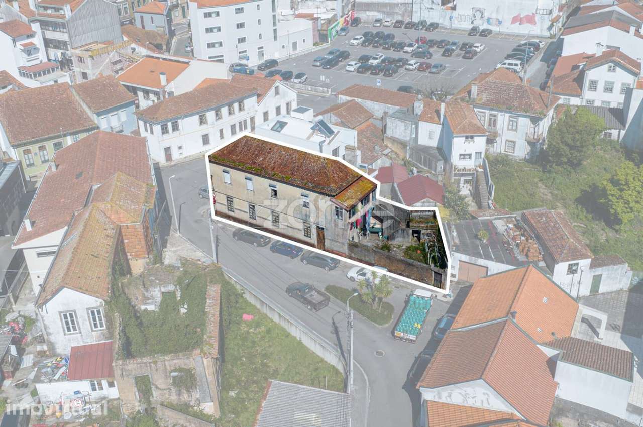 Moradia T4 para Reabilitação no Centro de Ovar - Grande imagem: 2/16
