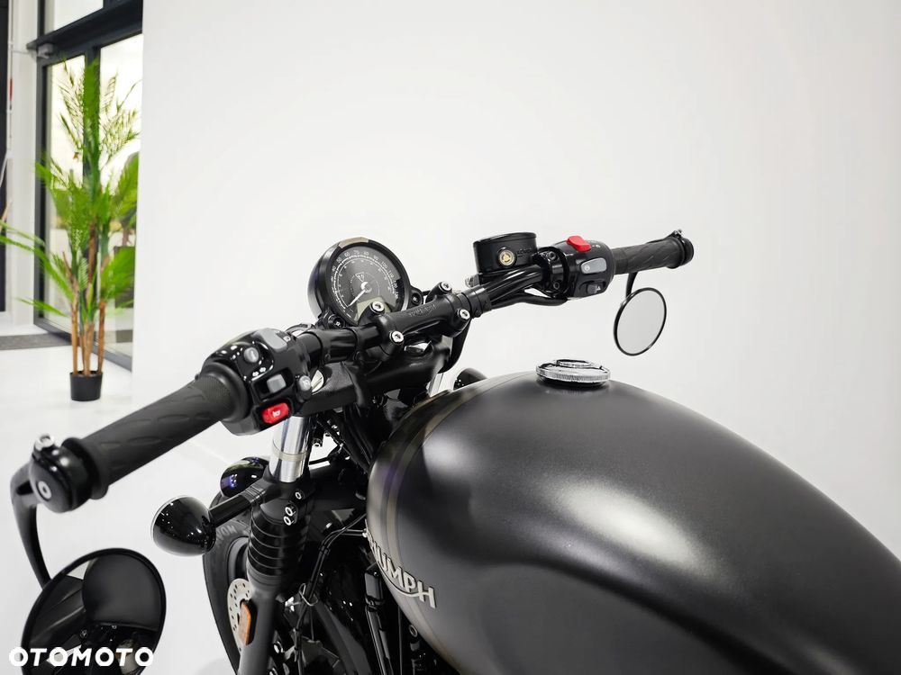 Triumph Bonneville Bobber - 23