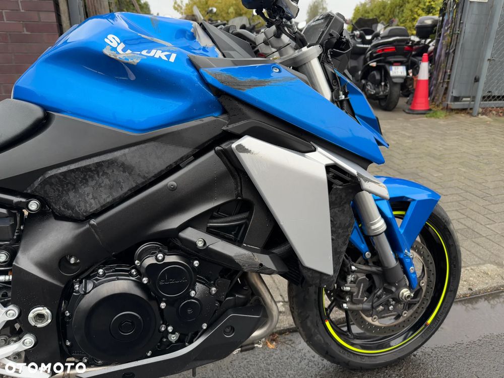 Suzuki GSX - 23