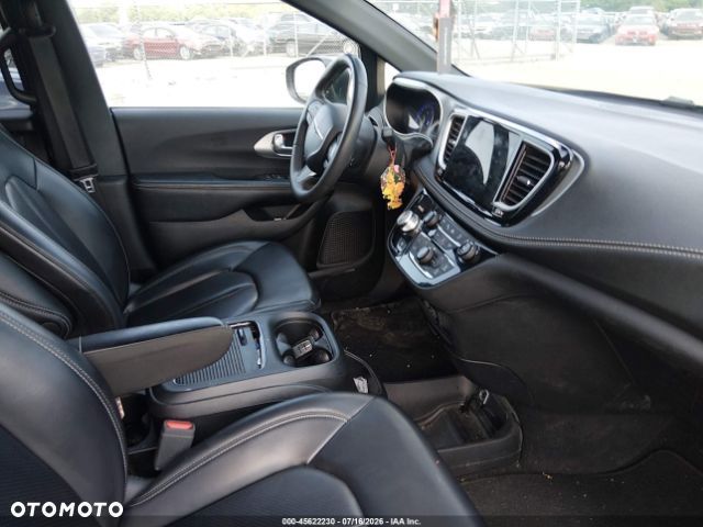 Chrysler Pacifica - 5