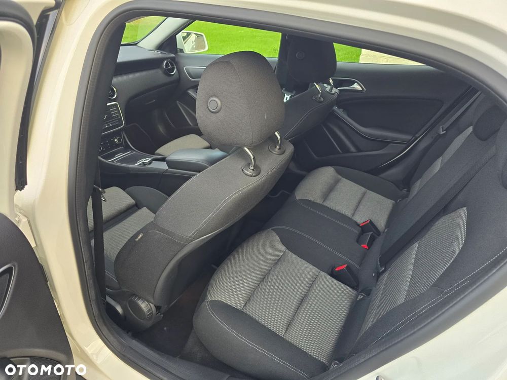 Mercedes-Benz GLA 180 7G-DCT - 8