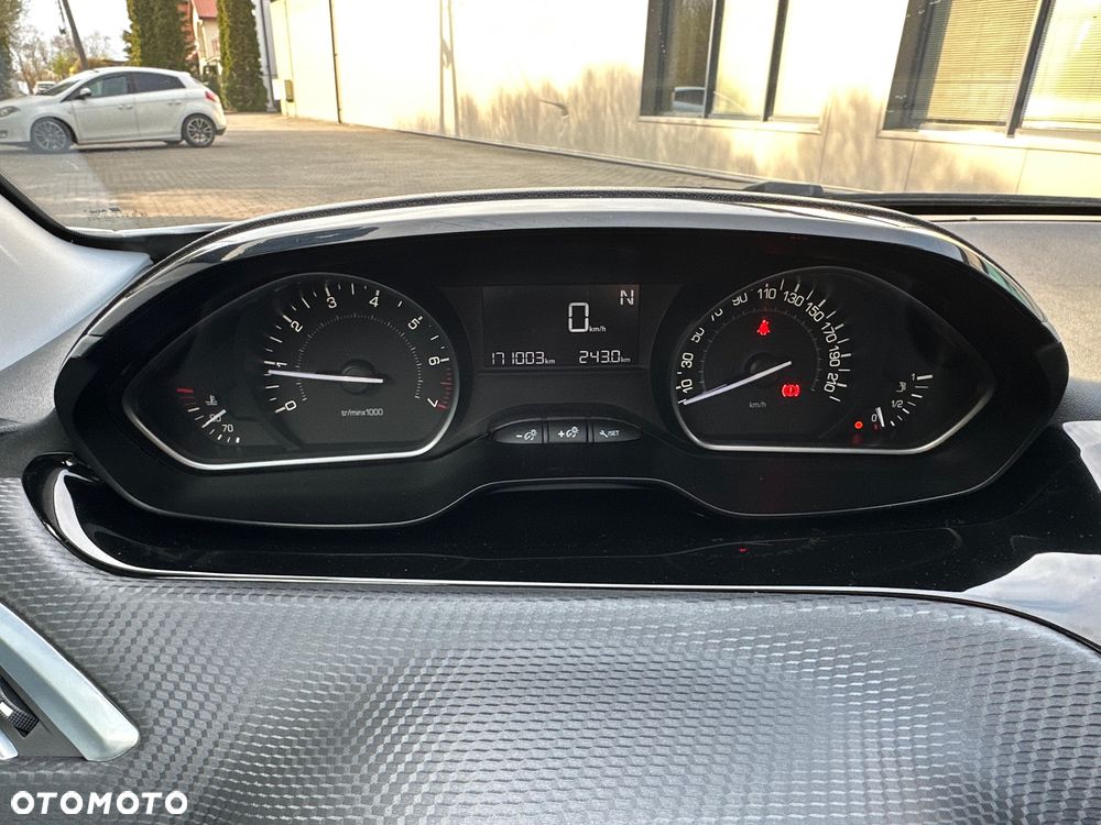 Peugeot 208 - 23