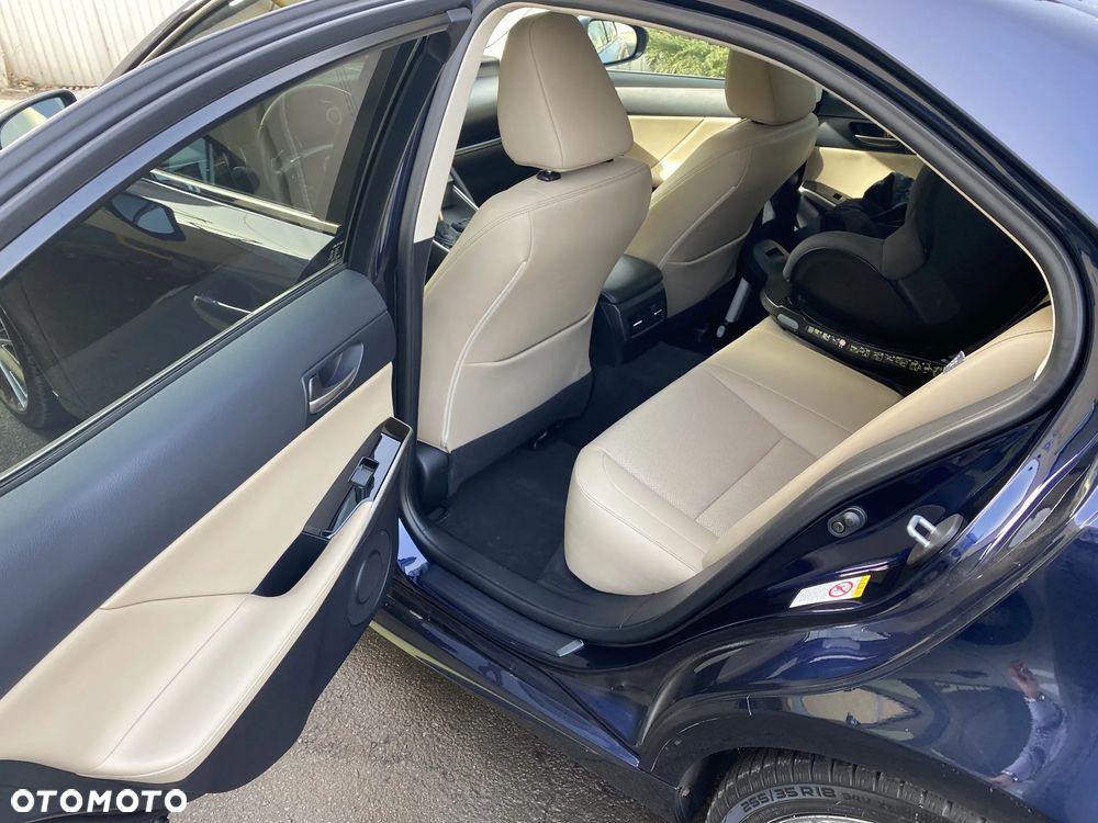 Lexus IS 200t / 300 Prestige - 12