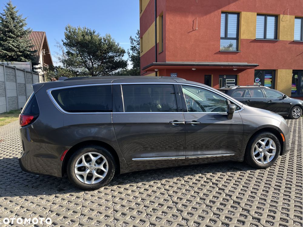Chrysler Pacifica - 2