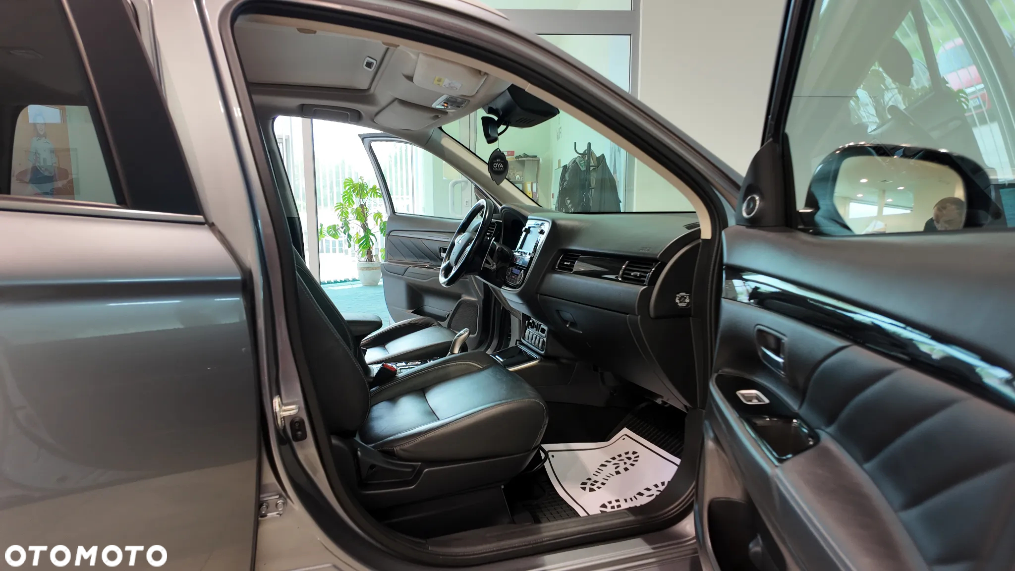 Mitsubishi Outlander 2.0 4WD Plug-In Hybrid - 35