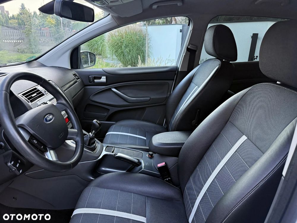 Ford Kuga 2.0 TDCi 2x4 Titanium - 4