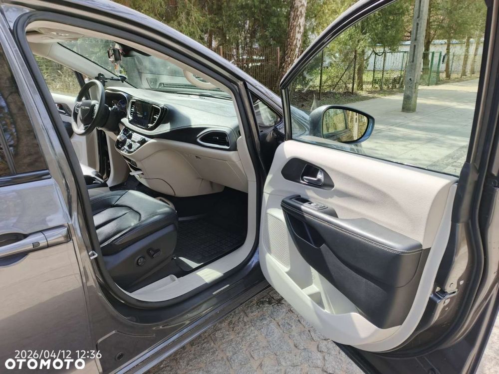 Chrysler Pacifica - 10