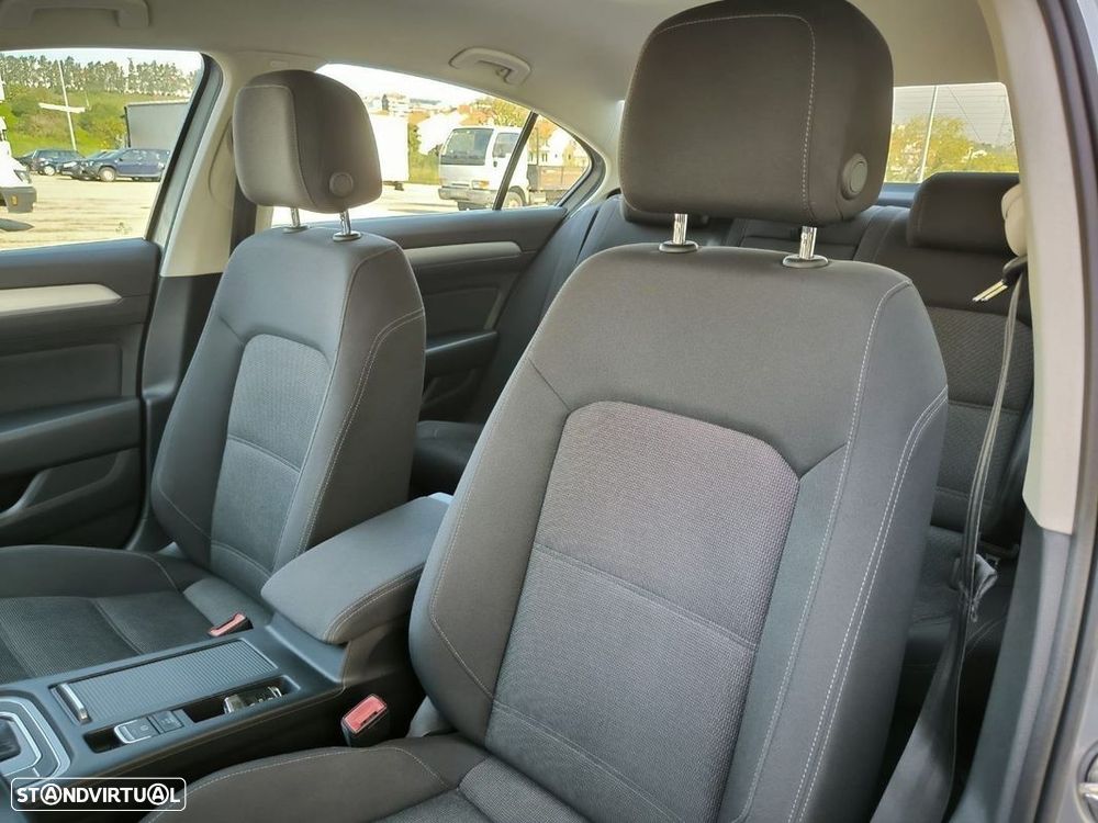 VW Passat 2.0 TDI Business P.DSG - 24