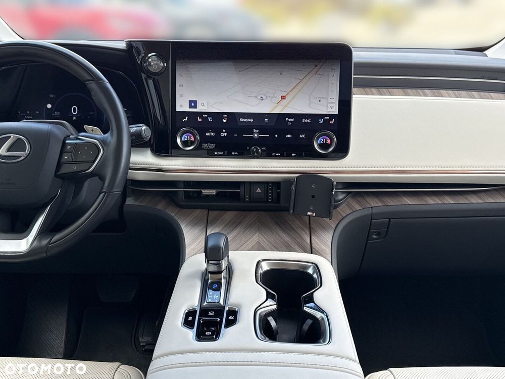Lexus LM - 23