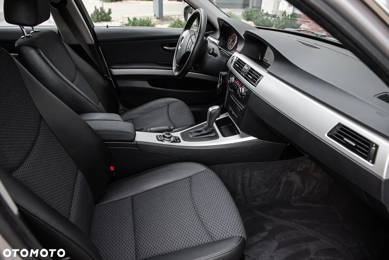 BMW Seria 3 325i xDrive Touring - 29