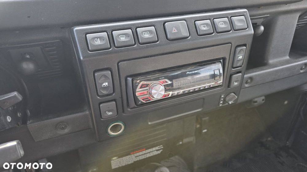 Land Rover Defender - 30