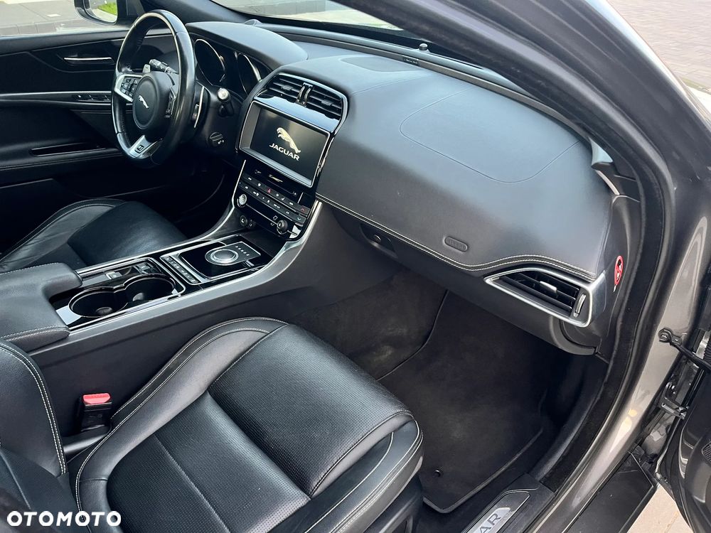 Jaguar XE 2.0 D AWD R-Sport - 20