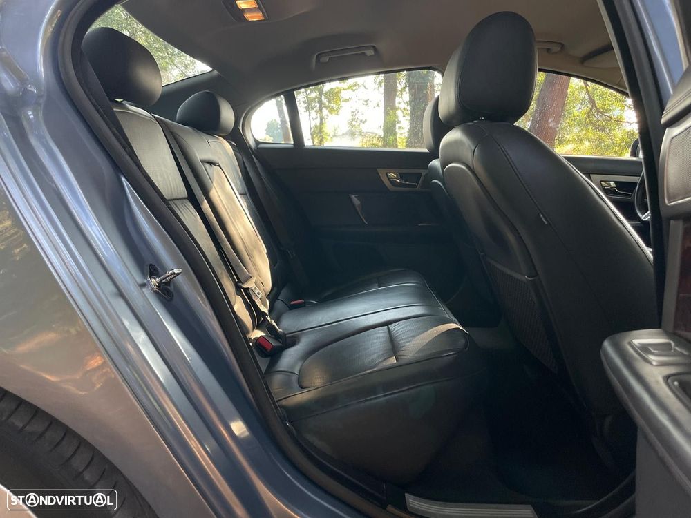 Jaguar XF 2.7 D V6 Premium Luxury - 24
