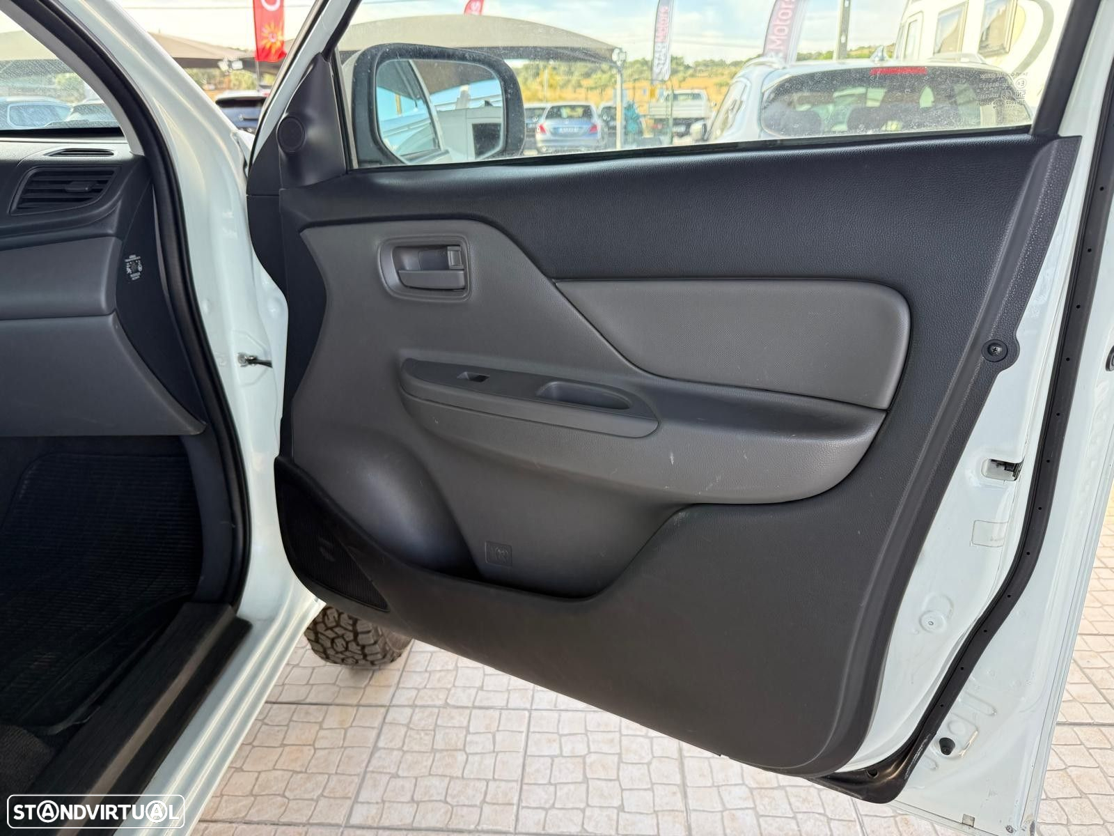 Mitsubishi L200 2.4 DI-D Club Campera 4WD - 17
