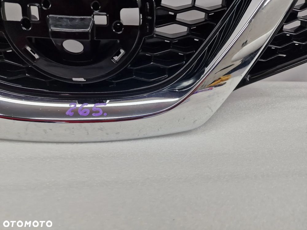 NISSAN QASHQAI J11 ATRAPA / GRILL PRZEDNI PRZÓD NA / POD KAMERĘ , NR 62310-4EA0D / 62310-4EM0D , NR AUKCJI GL265 - 7