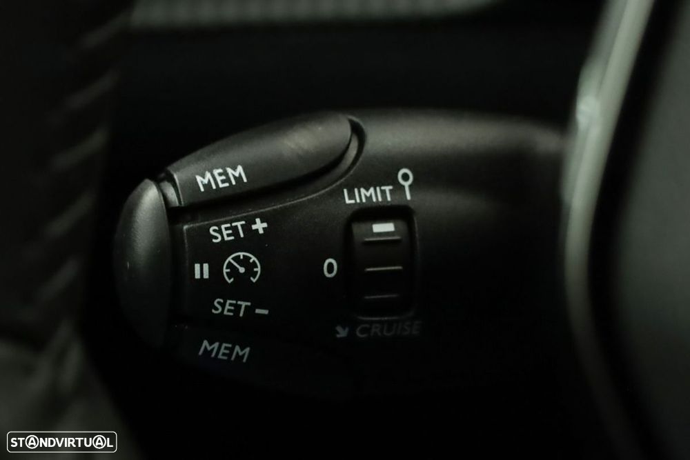 Peugeot 2008 1.2 PureTech Allure - 17