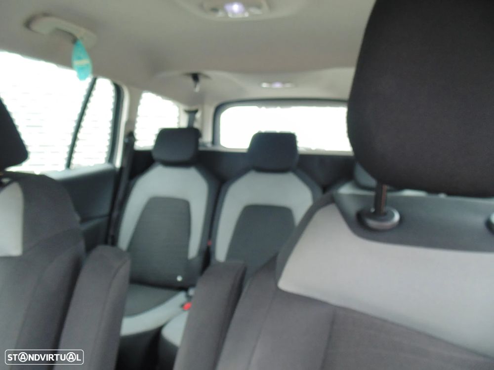 Citroën C4 Grand Picasso 1.6 e-HDi Intensive — fotografia 39