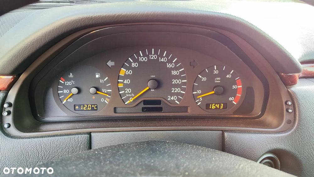 Mercedes-Benz Klasa E 200 CDI Elegance - 22