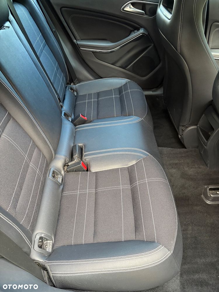 Mercedes-Benz Klasa A 180 BlueEfficiency Edition - 34