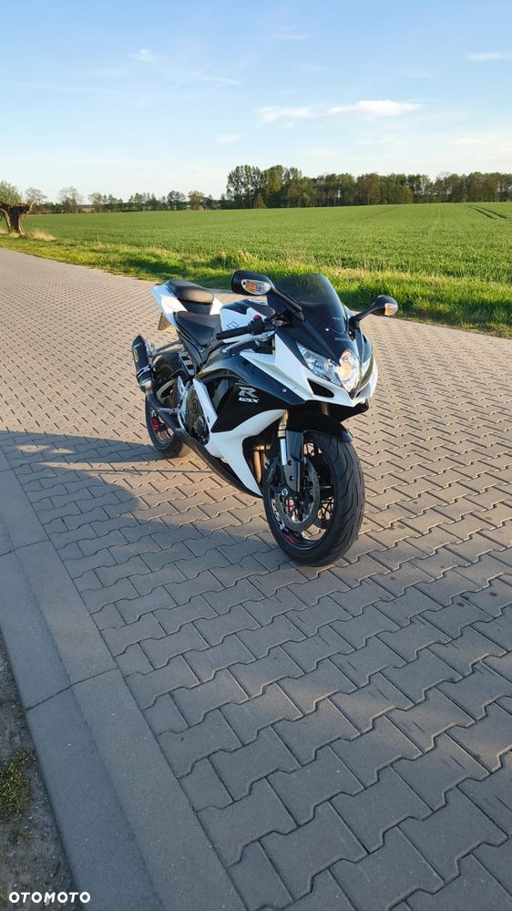 Suzuki GSR - 2