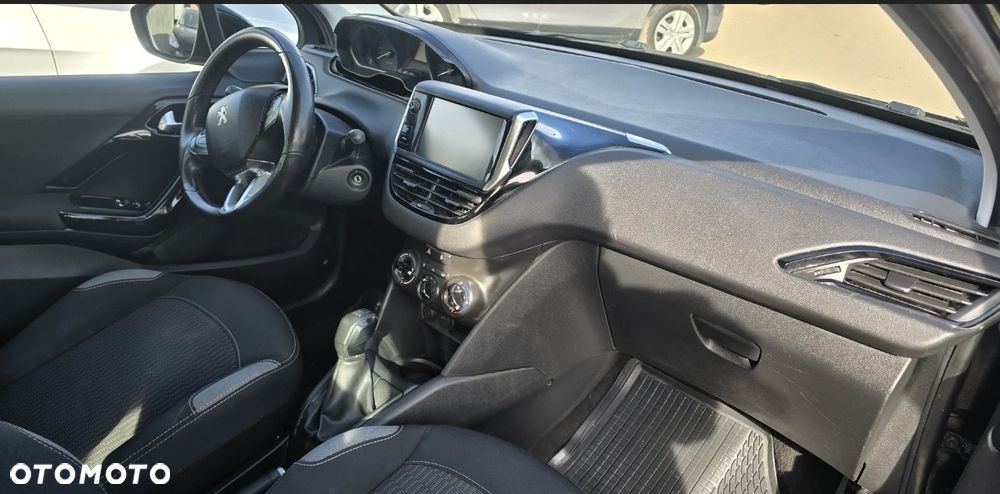 Peugeot 208 - 10
