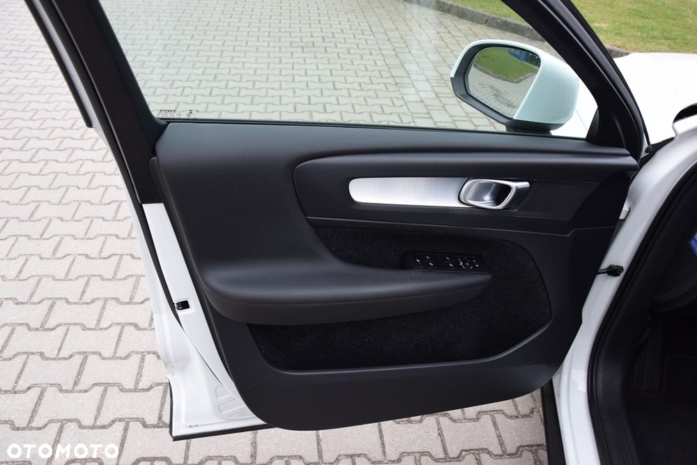 Volvo XC 40 T3 Geartronic Momentum Pro - 29