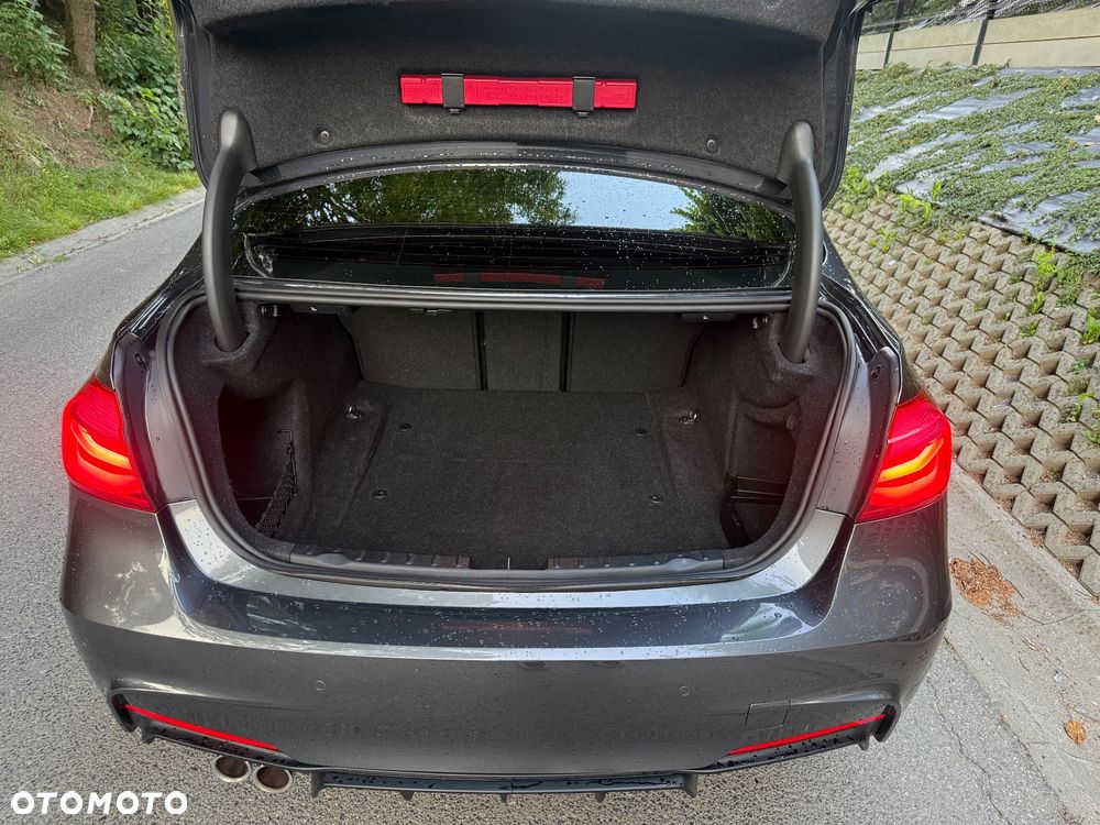 BMW Seria 3 330d xDrive - 11