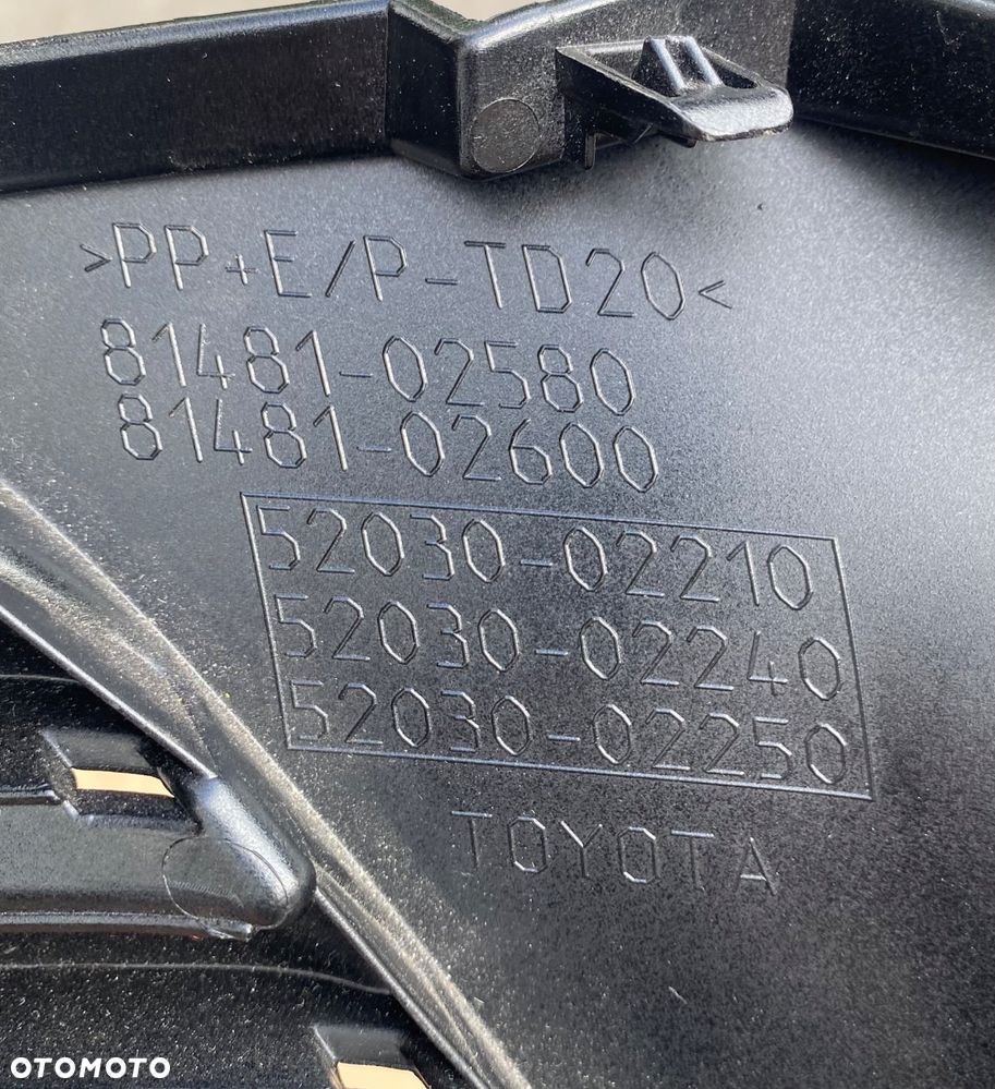 TOYOTA AURIS 2 II lift E180 E18 ORYGINALNA ! ! ! PRAWA KRATKA ZAŚLEPKA RAMKA OSŁONA OBUDOWA HALOGENU NA HALOGEN kratka zderzaka przedniego w zderzak przedni prawy przód 81481-02580 81481-02600 52030-02210 - 9